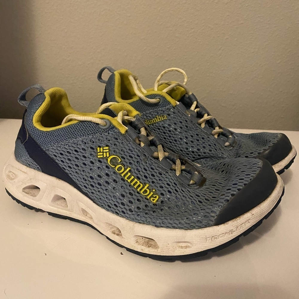 Columbia lace up sneakers size 6 great condition